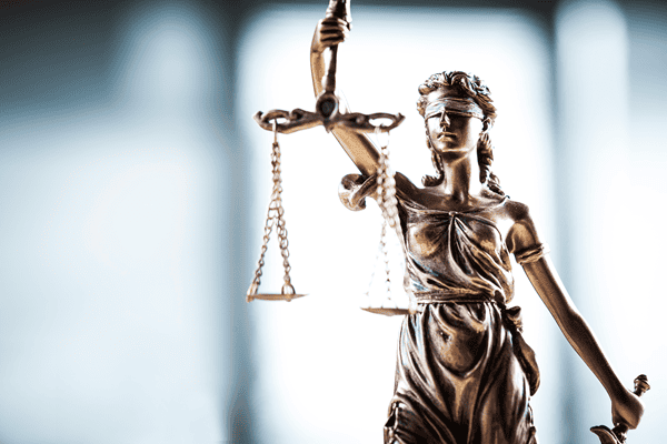 Eine goldene Statue von Justitia