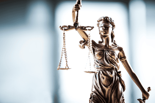 Eine goldene Statue von Justitia