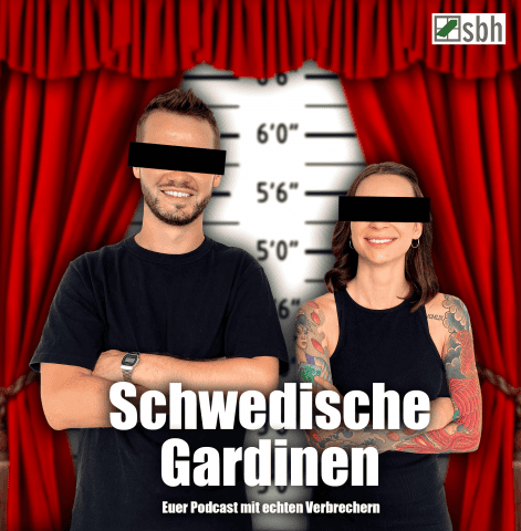 Zwei lächelnde Personen stehen mit verschränkten Armen vor einem roten Vorhang, vor den Augen ein schwarzer Balken, dazu der Schriftzug "Schwedische Gardinen"