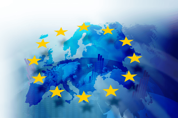Zwölf gelbe Sterne im Kreis vor einem blauen Hintergrund, der die Umrisse von Europa zeigt