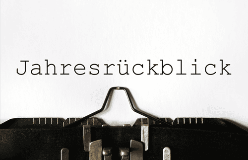 Eine Schreibmaschine im unteren Bildteil, darüber der Schriftzug