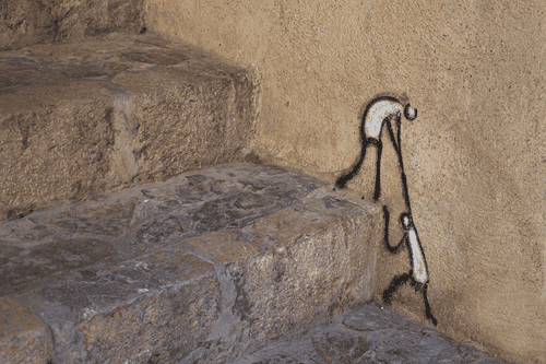 Eine Treppe mit zwei Figuren, die eine Figur steht eine Stufe weiter oben als die andere und reicht dieser ihre Arme nach unten, die andere streckt ihre Arme nach oben