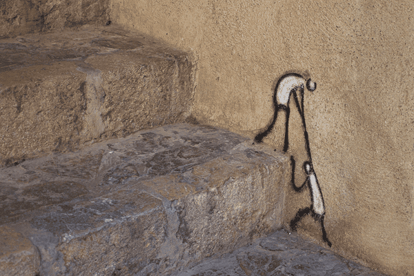 Eine Treppe mit zwei Figuren, die eine Figur steht eine Stufe weiter oben als die andere und reicht dieser ihre Arme nach unten, die andere streckt ihre Arme nach oben