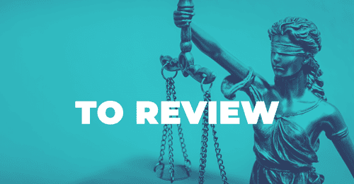 Justitia, türkiser Hintergrund, in weiß der Schriftzug "TO REVIEW"