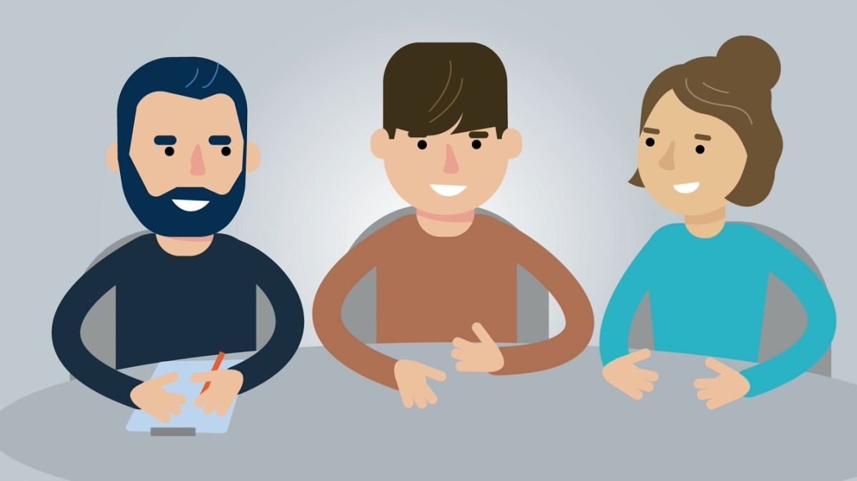 Drei lächelnde Personen, die nebeneinander an einem Tisch sitzen